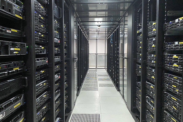 Visualization of east-west and north-south traffic patterns in data centers
